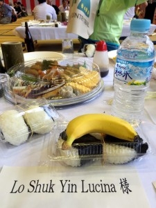 我第一次參加比賽，大會係會提供賽前早餐，包括兩個飯糰、一隻蕉和一枝水，細心!