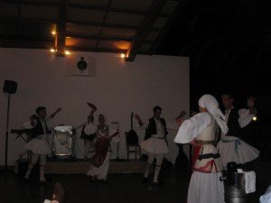 這晚，他們帶我們邊嘆fine dining，邊欣賞希臘傳統舞蹈，最後我們就像旅遊節目的主持人般，和舞蹈員一齊圍圈跳舞！