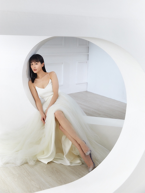 設計師婚紗 Christian Louboutin Degrastrass淺藍色閃石尖頭高跟鞋HK$10,100