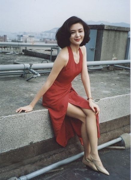 港產片女神 關之琳擁有姣好的容貌曼妙的身材。