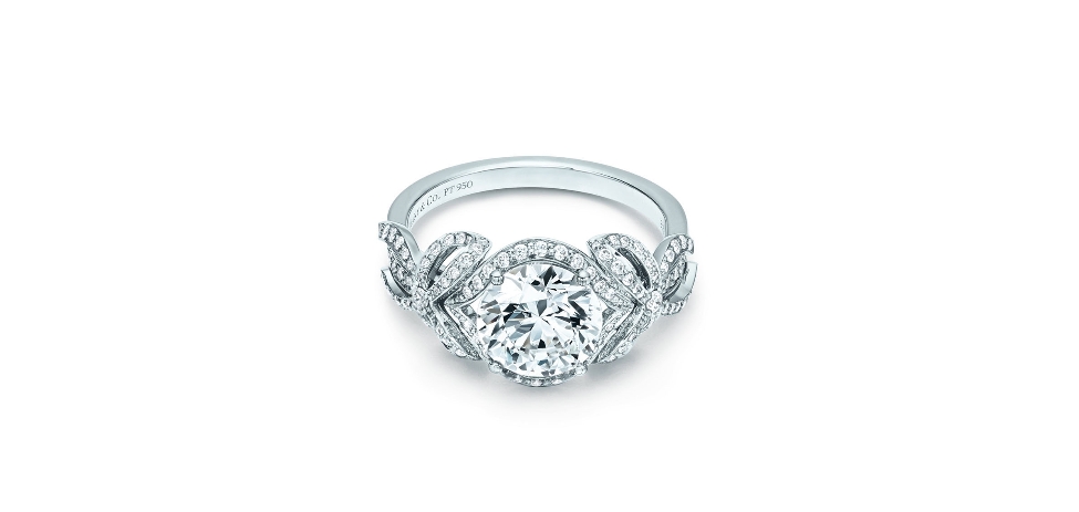 最新可愛浪漫的Tiffany Bow Ribbon 鉑金鑽戒，中間主石1卡起，周圍密鑲鑽石。$300,000起