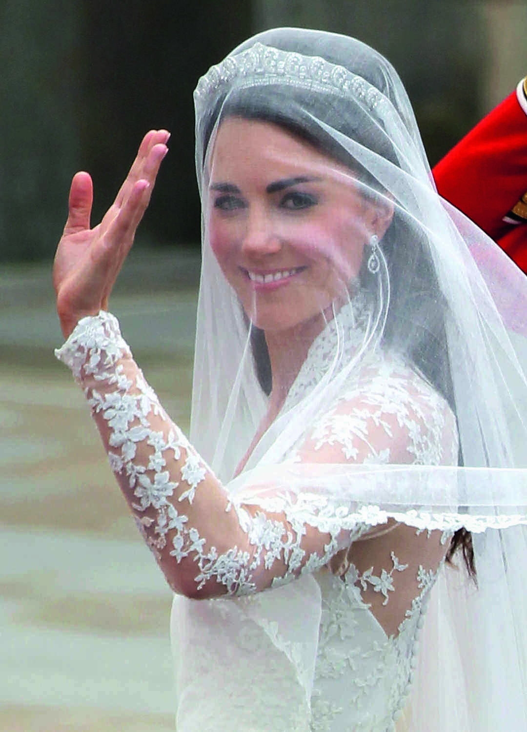 鑽戒 王妃Kate Middleton 當年結婚以小巧吊墜耳環平衡后冠的奢華感覺。