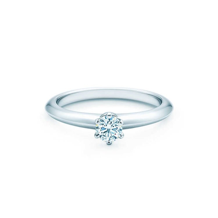 經典 The Tiffany® Setting六爪鑲嵌鑽戒，鑲嵌0.25卡鑽石，約$13,884，1卡鑽石由$120,000起。
