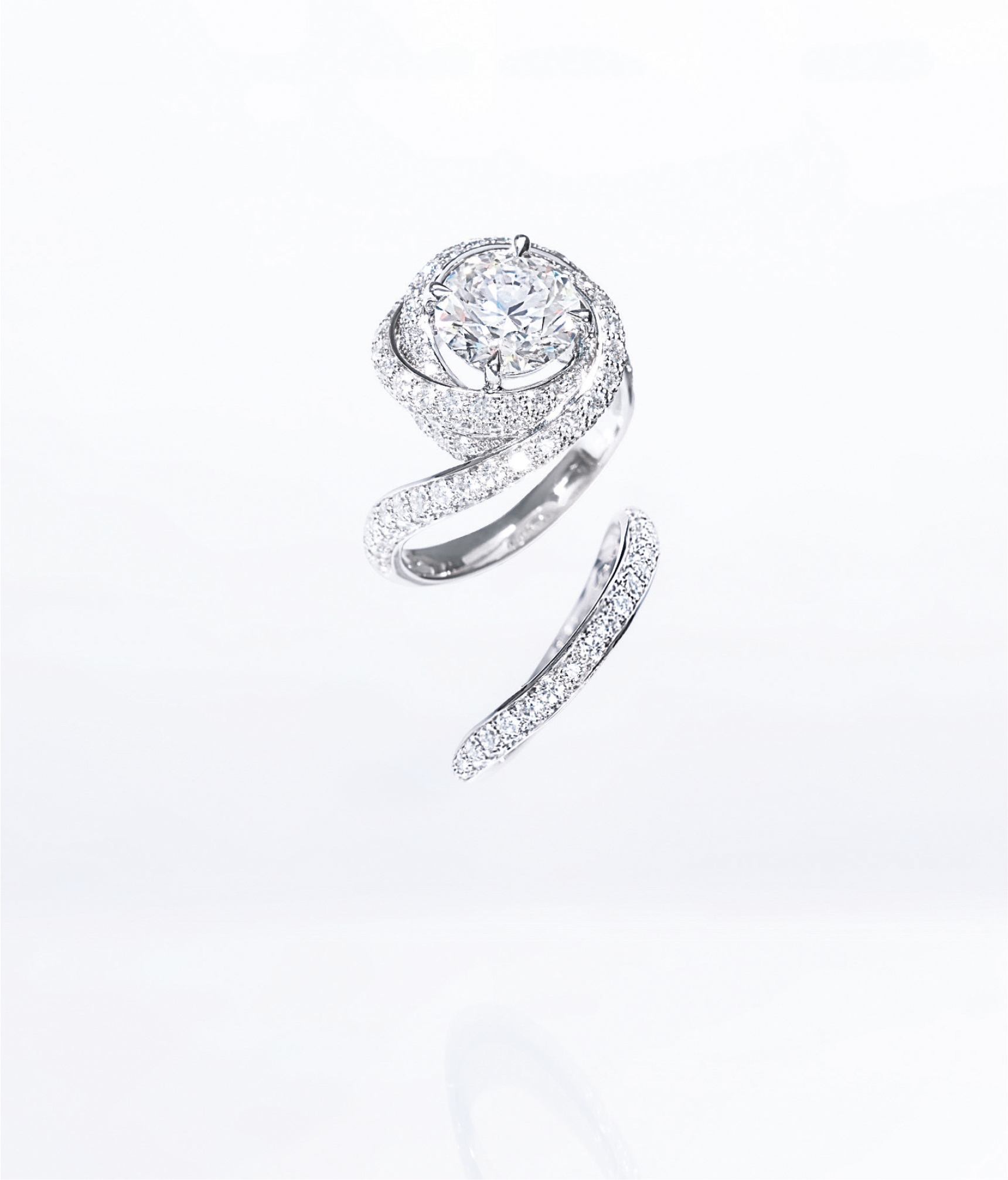 Trinity R Wan 系到鉑金單鑽戒指，線條像玫瑰花繞在手指上。$76,000 起