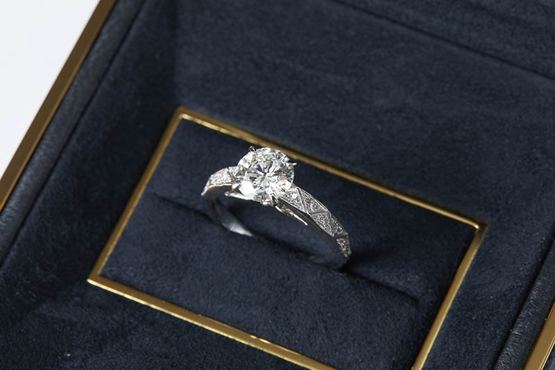 鉑金Signature鑽戒，高難度角形指環設計概念源自鑽石的琢面，中間主石1.1卡。$170,000