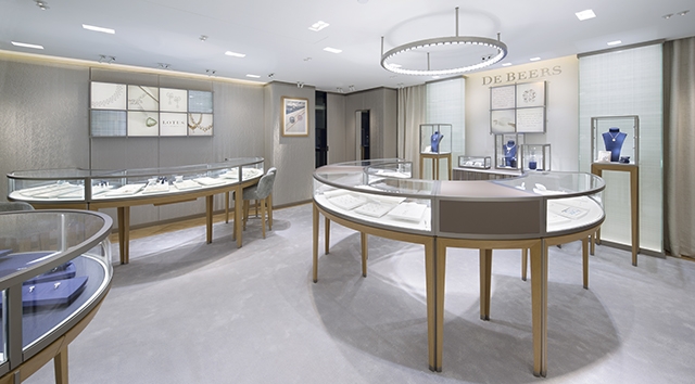 海港城新店設計完美詮釋了品牌自1888年作為Home of Diamonds的歷史傳承，展現 獨有的品牌特色。新店面積達1,000呎，店內柔和的燈光營造溫暖舒適的珠寶鑑賞環，讓顧客鑽石瑰寶。