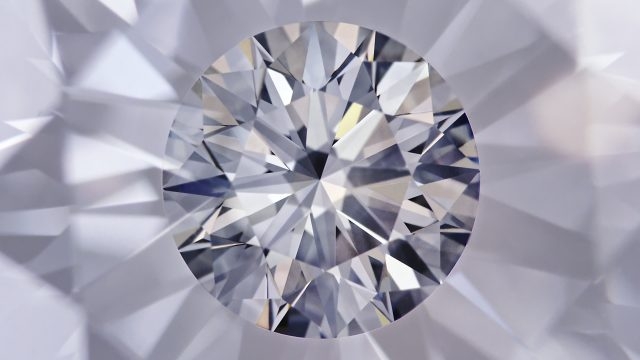 火光、生命力和亮光，是欣賞鑽石時最重要的三大元素。