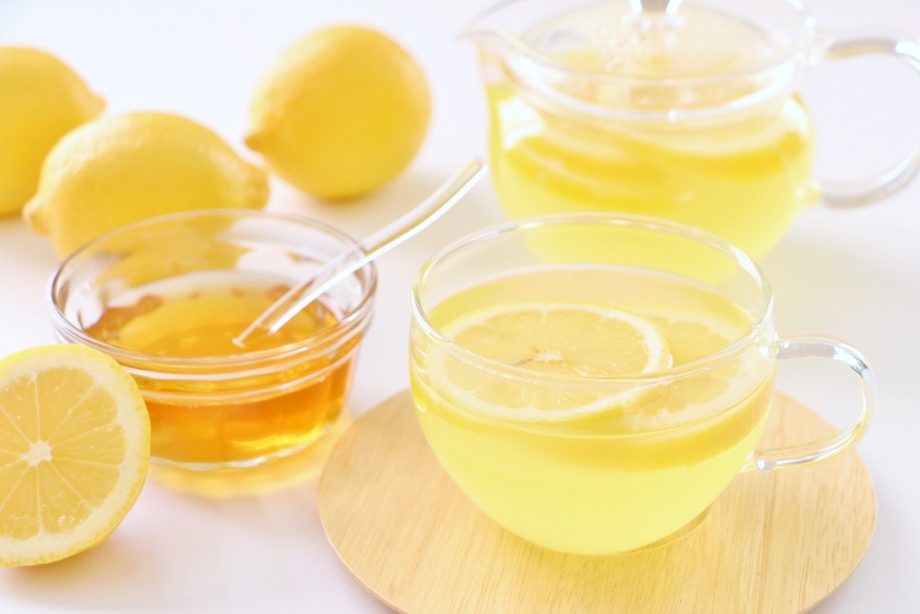 喉嚨痛 蜂蜜檸檬汁有效改善喉嚨痛問題。