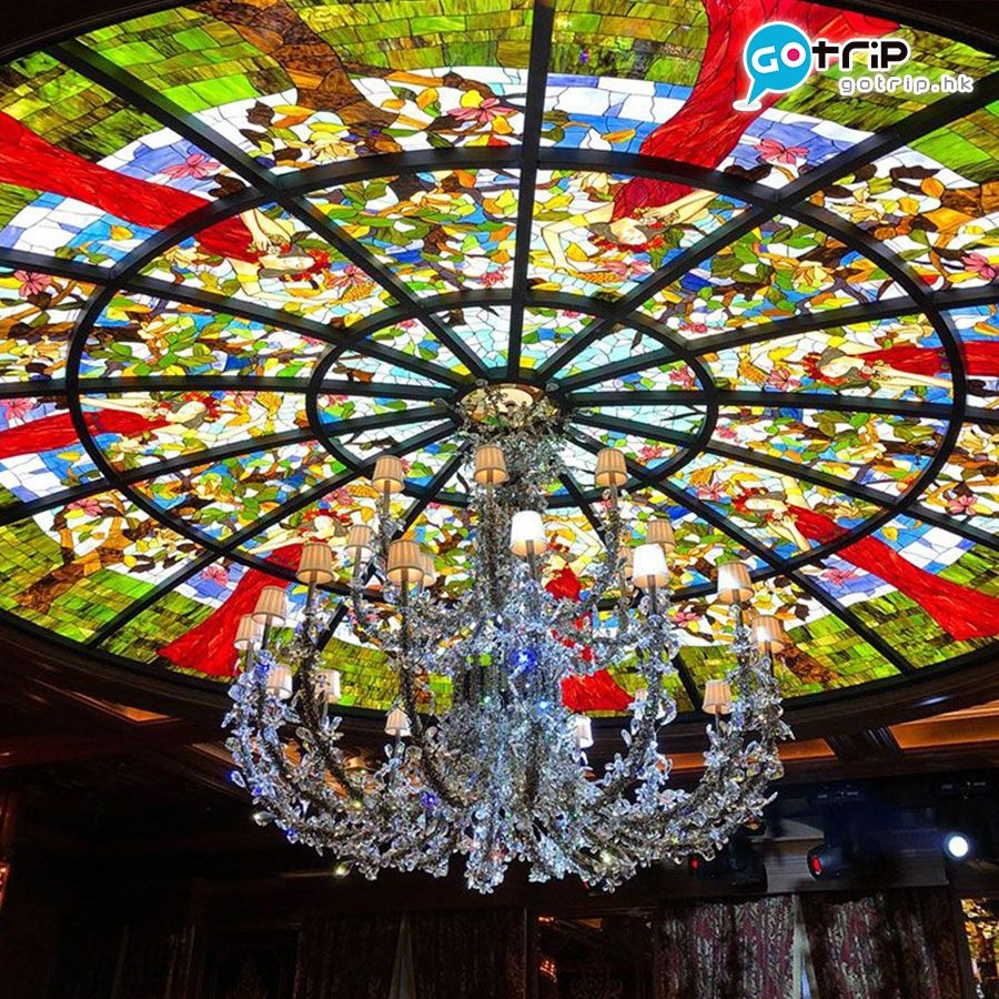 特色餐廳 天花要了4,000多塊玻璃拼切而成，顏色是軒仔親自設計。圖片來源：Gotrip
