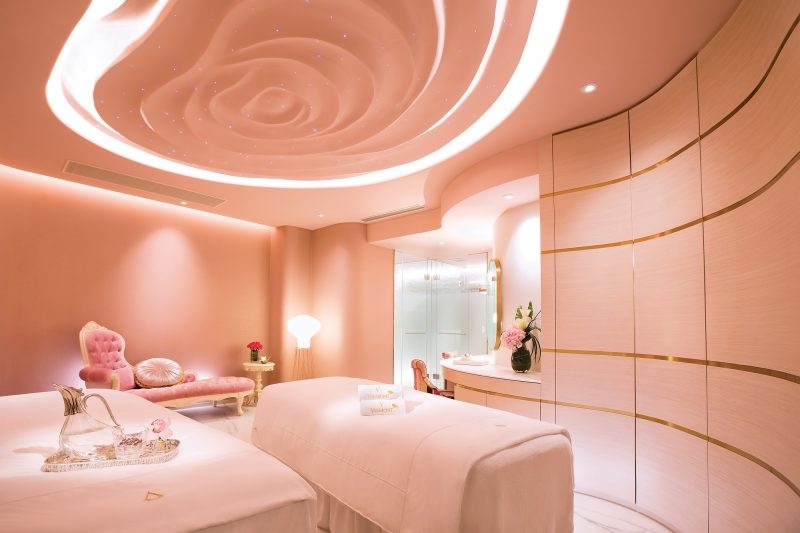 Spa VIP Room II–Caerulea 藍蓮花以粉紅及白色為主調，色調柔和，令人心境平靜，忘記煩憂，雙人房間可讓兩位女士進行護理，最適合與閨蜜摰友共享。