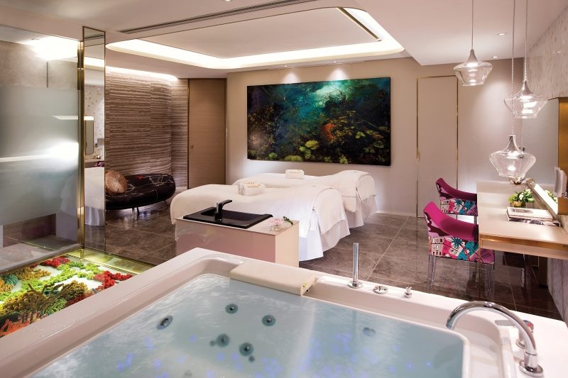 Spa VIP Room I–Azalea 映山紅以大自然的海洋及植物為概念的雙人房間，裝潢予人一種平靜和諧的感覺，內設由意大利空運到港的雙人色光治療按摩浴池，可潔淨肌膚同時洗滌心靈。