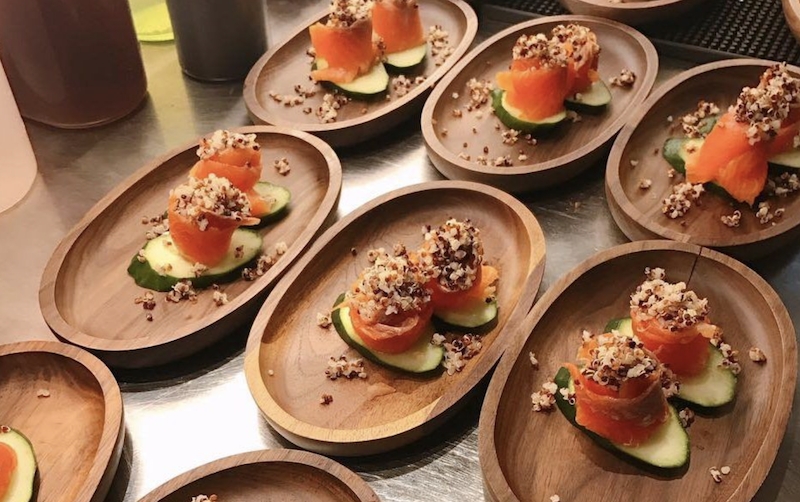 尖沙咀美食2022 提供特色小食，例如由流行的superfood藜麥製成的煙三文魚藜麥青瓜canapé。