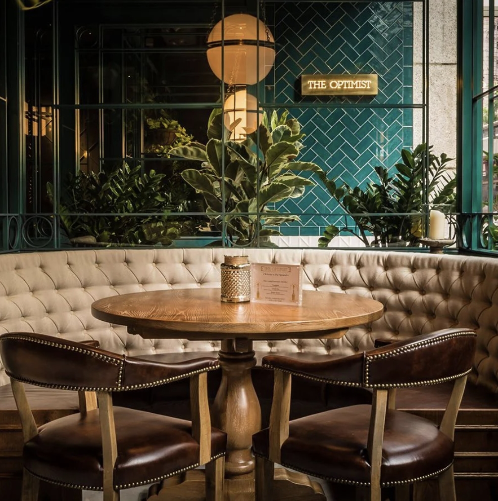 特色餐廳 店內裝修十分有品味，由綠色瓷磚和金屬色為主，掛以綠色盆栽為點綴。餐廳分上、中、下三層，非常寬敞。底樓是酒吧，上面是餐廳。圖片來源：The Optimist餐廳官網