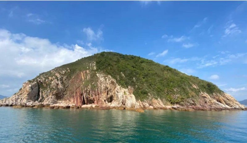 吉澳是一片地形多變的小島,山勢蜿蜒。在馬料水碼頭或黃石碼頭可以租到私人船隻前往吉澳。(圖片來源:布丁)