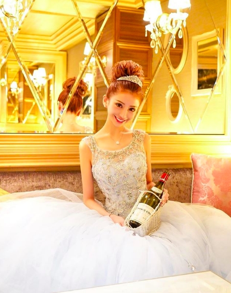 31歲日本女公關入行13年 日賺213萬成功上岸！一屋粉紅Chanel、Hermès手袋