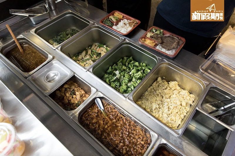 觀塘美食 餐車中午改裝賣便當，每日也有5至6款的佐菜，可供客人選擇。