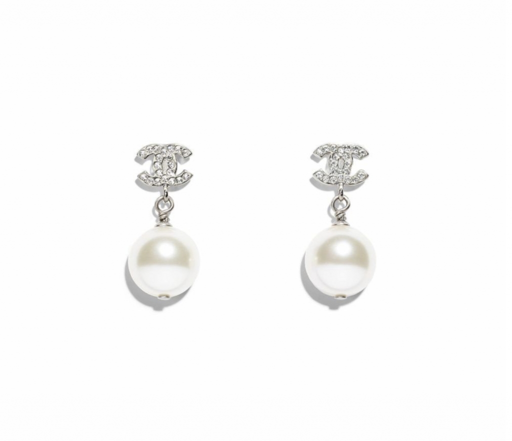 母親節禮物2. CHANEL珍珠白色耳環 HKD 3,100 圖片來源：Chanel官網