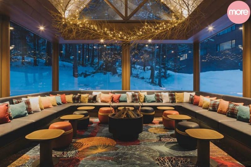 Club Med Nest Bar被落地玻璃包圍，可眺望白茫茫雪景。