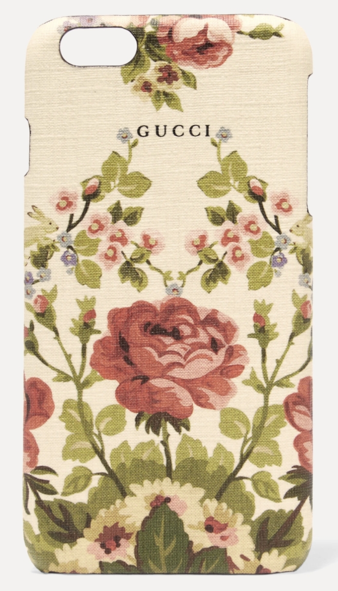  外面是以 19 世纪的挂毯設計為靈感的復古玫瑰印花。