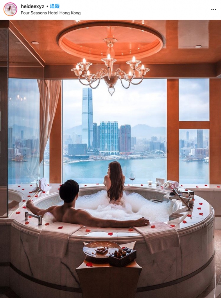 香港酒店打卡 一邊浸浴一邊欣賞維港景色（圖片：heideexyz@Four Seasons Hong Kong Instagram ）