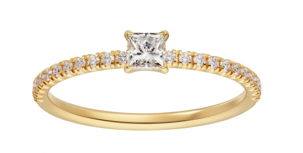 Étincelle de Cartier 戒指，18K黃金，鑲嵌1顆公主方形切割中央鑽石，鋪鑲明亮式切割圓鑽。寬度：1.52毫米。厚度：1.35毫米。