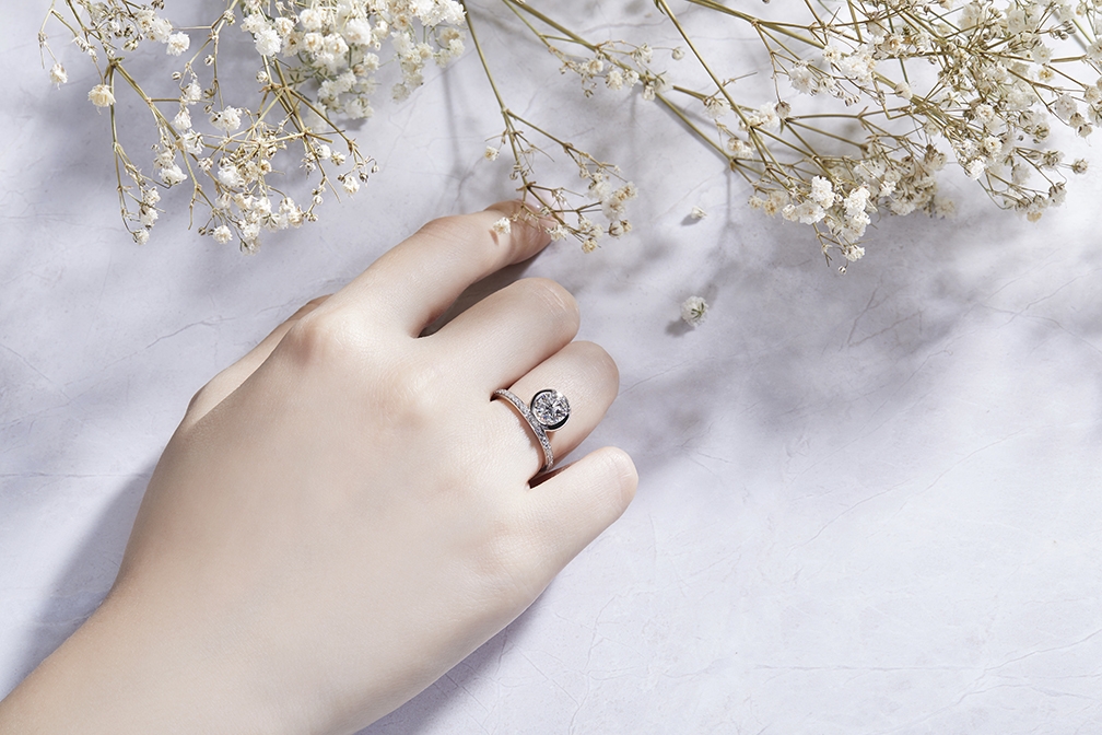 Hermes Petit Jete鉑金求婚鑽石戒指，鑽石加外圈設計簡潔富現代感，猶如一枚小王冠，也看似是太陽日出的剪影，無論如何，就是與別不同的氣派。