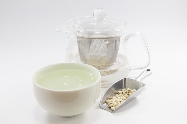 飲用「炒薏米粉茶」可以清除體內濕氣。