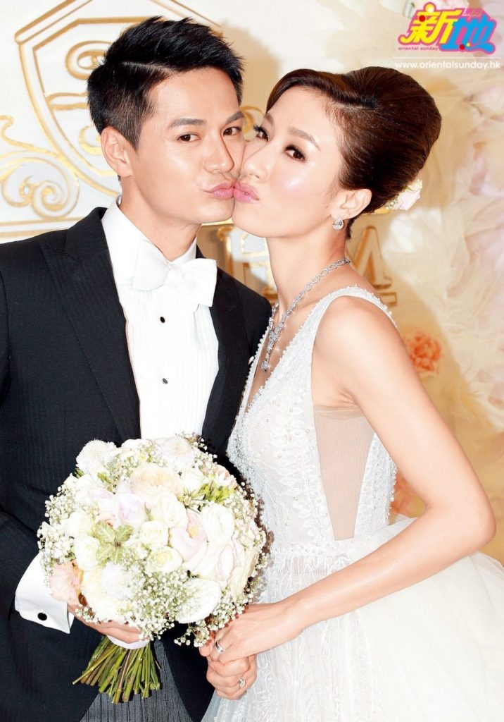 楊茜堯 2016年3月，楊怡、羅仲謙謙拍拖五年，在英國古堡舉行Wedding Blessing儀式，同年8月，正式宣佈婚訊，並在同年10月2日在香港完婚。