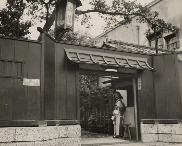 日本老妓女 當時為駐日美軍服務的軍妓院。