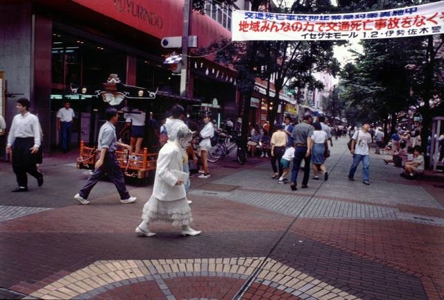 日本老妓女「橫濱瑪麗」：穿著白蕾絲裙在街上流連的瑪麗。