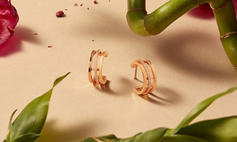 De Beers戒指 這款Horizon圈形耳環的密釘鑲鑽環位於外側兩排18K玫瑰金戒環之間，以手工鑲嵌圓形明亮式鑽石，為佩戴者增添自由隨性的閃耀光彩。