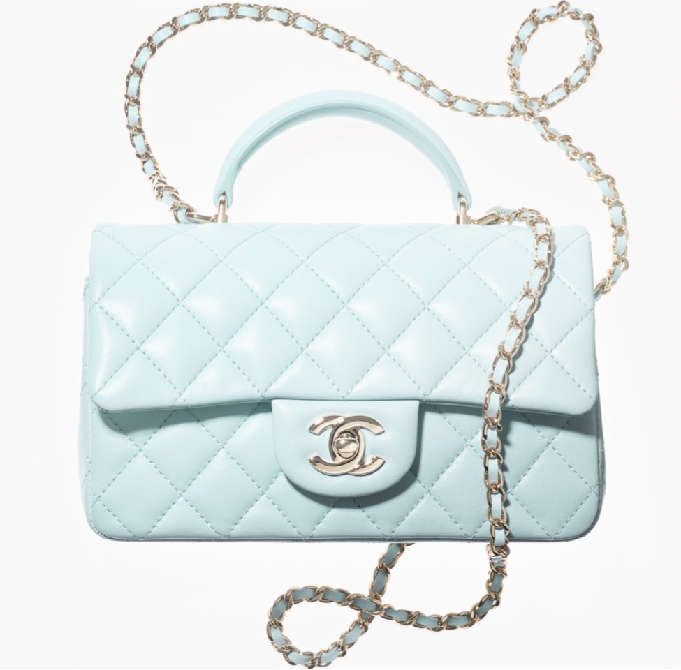 Lambskin Light Blue Mini Flap Bag With Top Handle HK,600（圖片來源：Chanel 官網圖片）