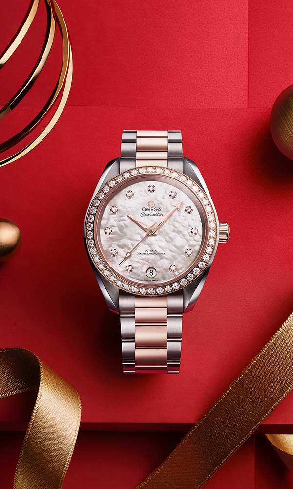 腕錶直徑34毫米，對稱錶殼採用18K Sedna™金，配搭帶有珍珠光澤的白色珍珠貝殼錶面，其上設有11顆18K Sedna™金底座鑽石刻度，6時位置設有日曆窗。錶圈鑲鑽，襯以整合式18K Sedna™金錶鏈帶。這款腕錶內置歐米茄Co-Axial Master Chronometer機芯8801，獲瑞士聯邦計量科學研究所（METAS）的業界頂尖標準認證。