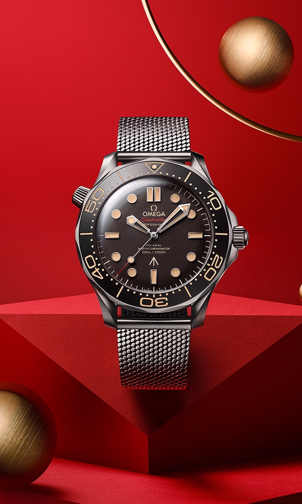 此42毫米海馬腕錶與電影《007：生死有時》的007腕錶相同，採用堅固、輕盈的2級鈦金屬，啡色鋁質表圈和錶面均呈現動感的熱帶氣息。圓弧形的藍寶石水晶鏡面，令腕錶較標準潛水300米型號略為纖薄，2級鈦金屬網紋錶鏈帶附以創新可調校式的錶扣。此007版潛水腕錶內置歐米茄Co-Axial Master Chronometer機芯8806，在精確時計錶現及防磁性能達到業界最高標準。