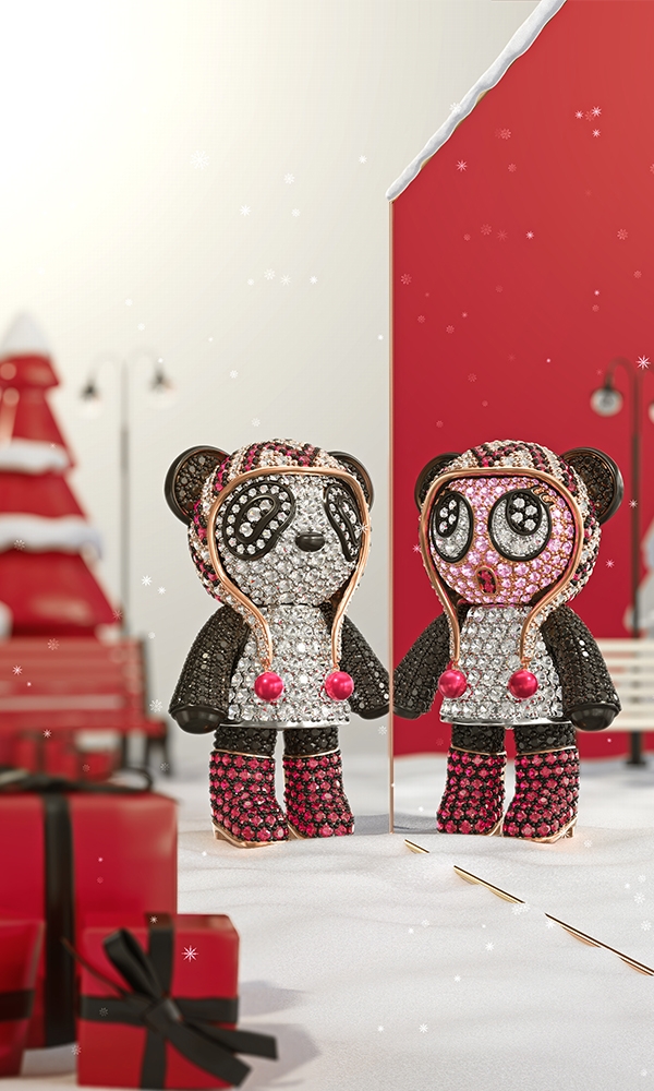 Qeelin於今個聖誕營造了一份既浪漫又溫馨的白色時光。限量版Guimi Bo Bo配戴著線條分明的帽子，充滿冬日氣息，且兩旁垂著可擺動紅瑪瑙絨球，活潑可愛的形象是本季的亮點之作。Bo Bo是Qeelin的標誌性系列之一，可愛的熊貓是友善的體現，同時象徵純真與和平，與聖誕的節日氣氛配合得天依無縫。