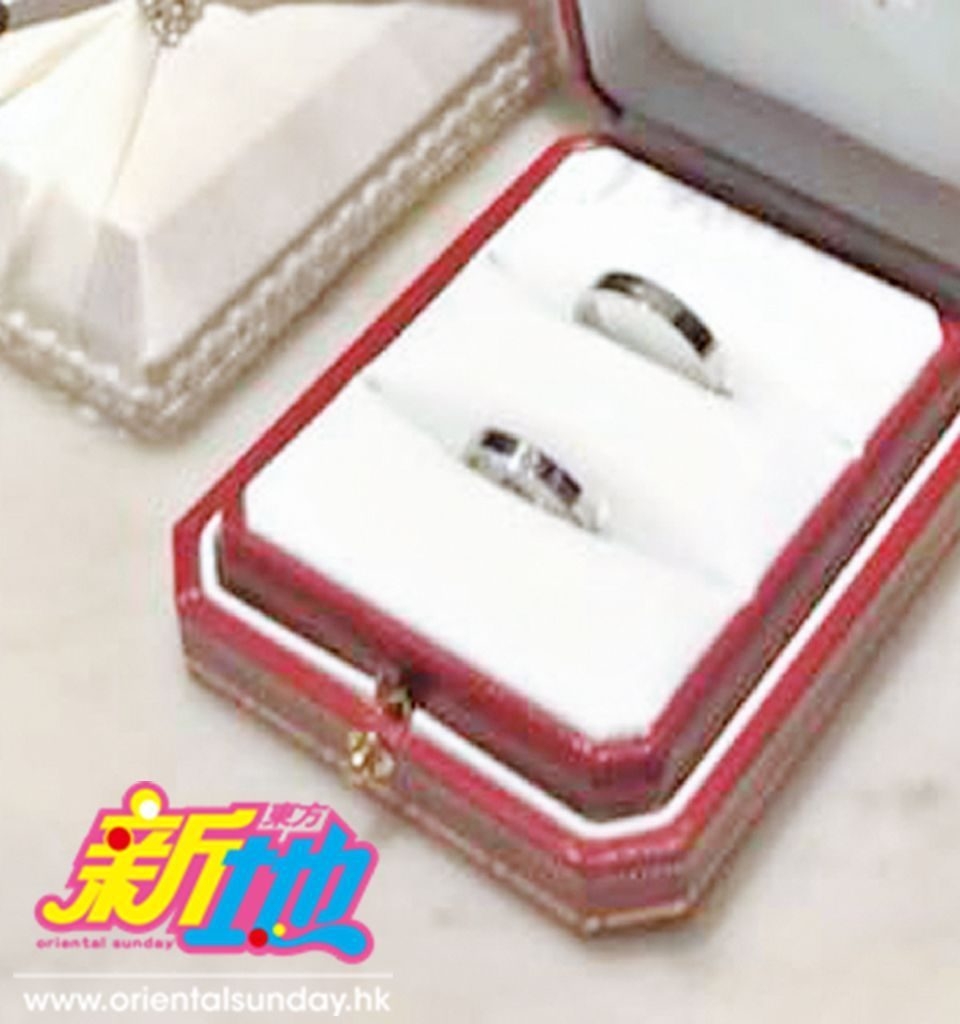 黃德斌 結婚戒指是卡地亞簡約款式。圖片來源：東方新地