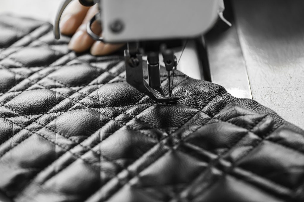 Dior Caro Bag 以18,000道縫點交錯縫製出風籐格紋，精細優雅