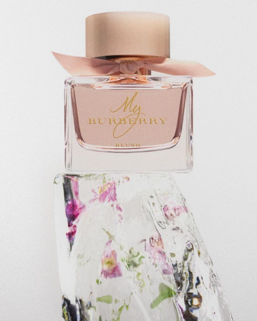 香氛瓶帶有優雅精緻的粉紅色調，瓶頸繫上粉紅色的Gabardine手工繫結，展現香氛的自信和奔放魅力。（圖片來源：品牌提供）