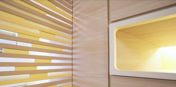 公屋裝修 屏風式的儲物架非常吸睛，木條設計令光線可以投射到客廳。