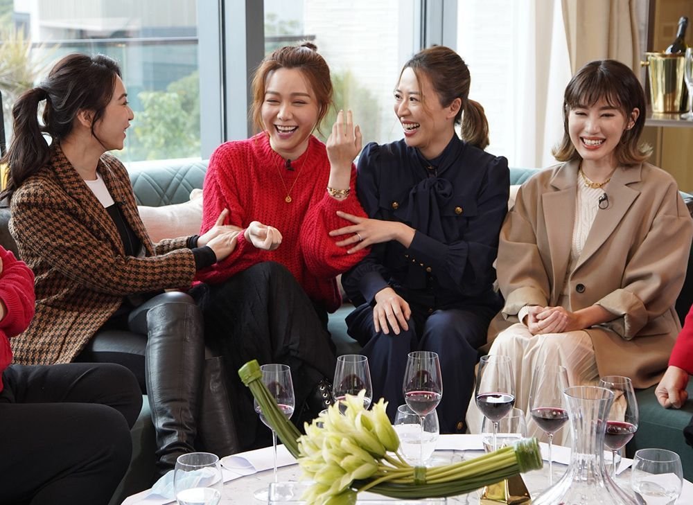 被取笑公開訂婚喜訊時可能又會用公仔表達,湯洛雯笑言:「你唔好理啦,唔好褻瀆我兩隻公仔!」