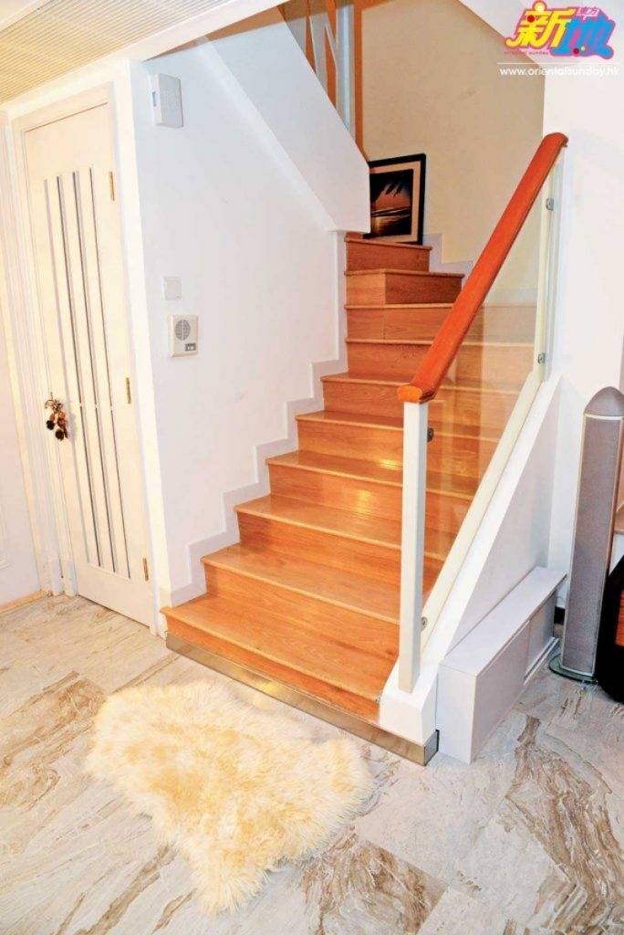 七仙羽 地下樓梯位置Connie擺放了由蘇格蘭買回來的羊毛地毯，盛惠60英鎊。圖片來源：新傳媒照片庫