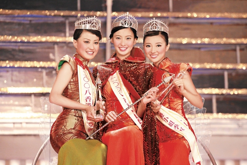 2008年度香港小姐競選：左起）亞軍陳倩揚、冠軍張舒雅與季軍馬賽