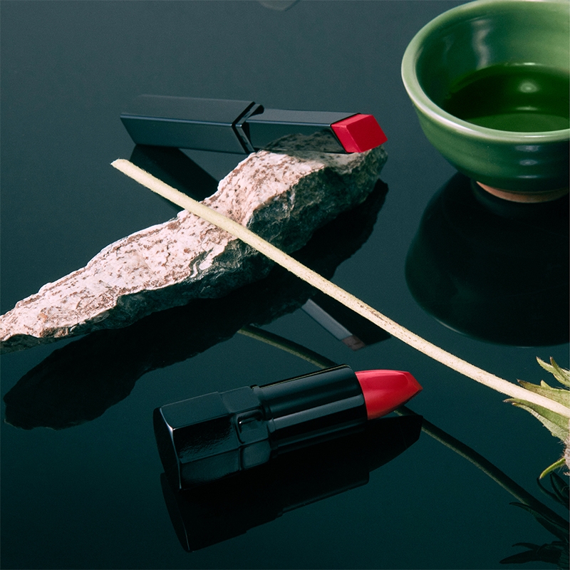 日本傳統藝伎著重唇妝，故Serge Lutens的彩妝系列亦備有不同質感的唇膏。