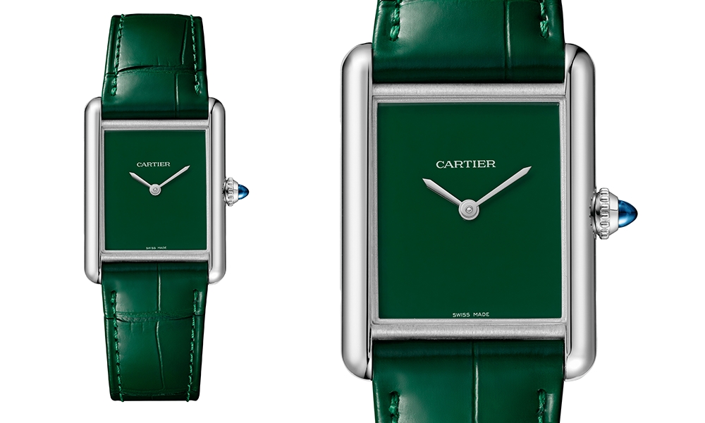 Cartier Tank Must限量版 精鋼錶殼，腕錶厚度只有6.6毫米，錶冠鑲嵌 一顆凸圓形藍色尖晶石，綠色漆面錶盤，襯綠色鱷魚皮錶帶，搭載石英機芯。
