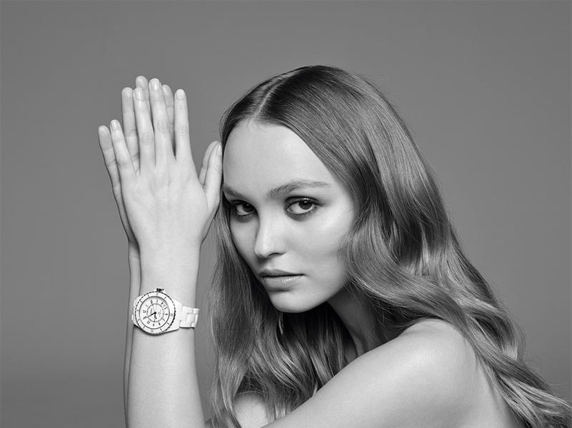 CHANEL手錶 Chanel J12腕錶 一向我行我素的Lily-Rose Depp 以脫俗氣質成為新生代漂亮的代表，就像Chanel J12腕錶的設計理念，展現出獨特又愈來愈耐吸引的氣息。