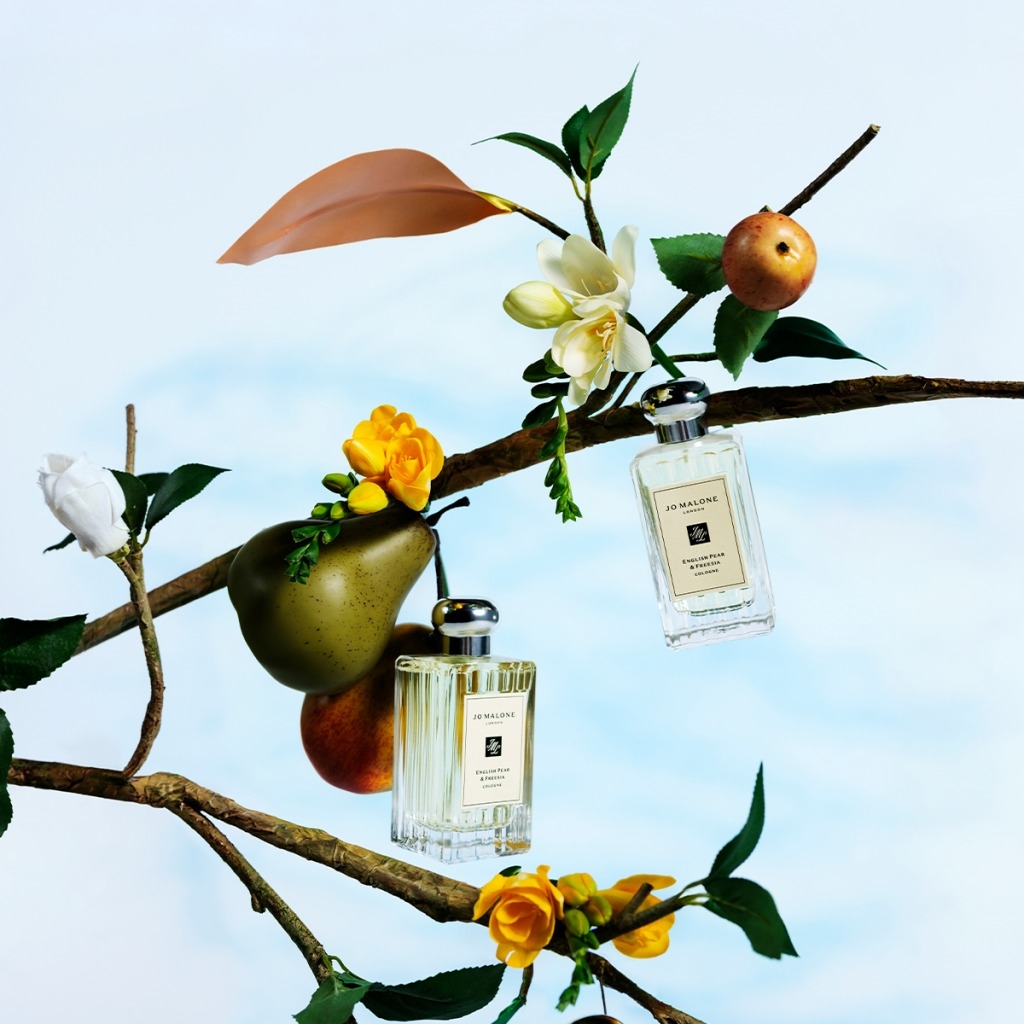 Jo Malone London英國梨與小蒼蘭全新香氛，擁有沁人清甜的經典香調，更盛載於精緻剔透的全新限量版工藝玻璃香氛瓶身中，香水控必收藏。