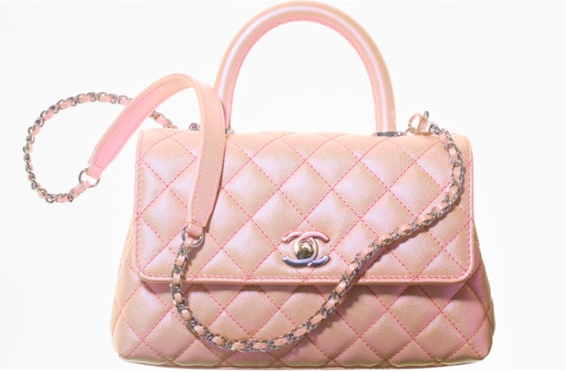 淺粉紅色幻彩粒紋小牛皮手挽垂蓋手袋 HK,100(圖片來源：Chanel官網)