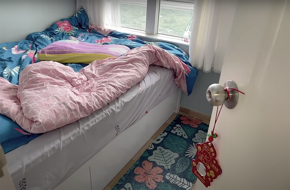 她和老公的睡房能夠擺放一張雙人床（圖片來源：Youtube@川妹丫丫在HK 截圖）
