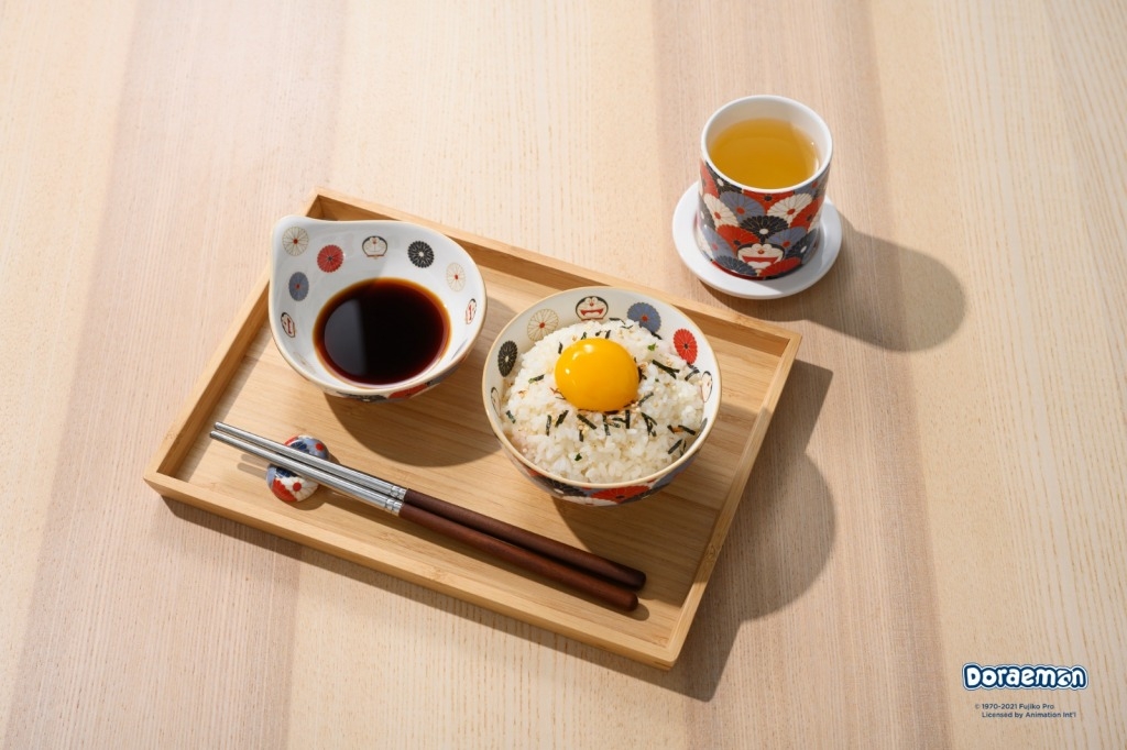 多啦A夢造型禮品 一人前的日式餐具套裝，包括一對不銹鋼筷子連筷子托、飯碗及前菜碗。其中飯碗及前菜碗可放入微波爐﹑焗爐和洗碗碟機。