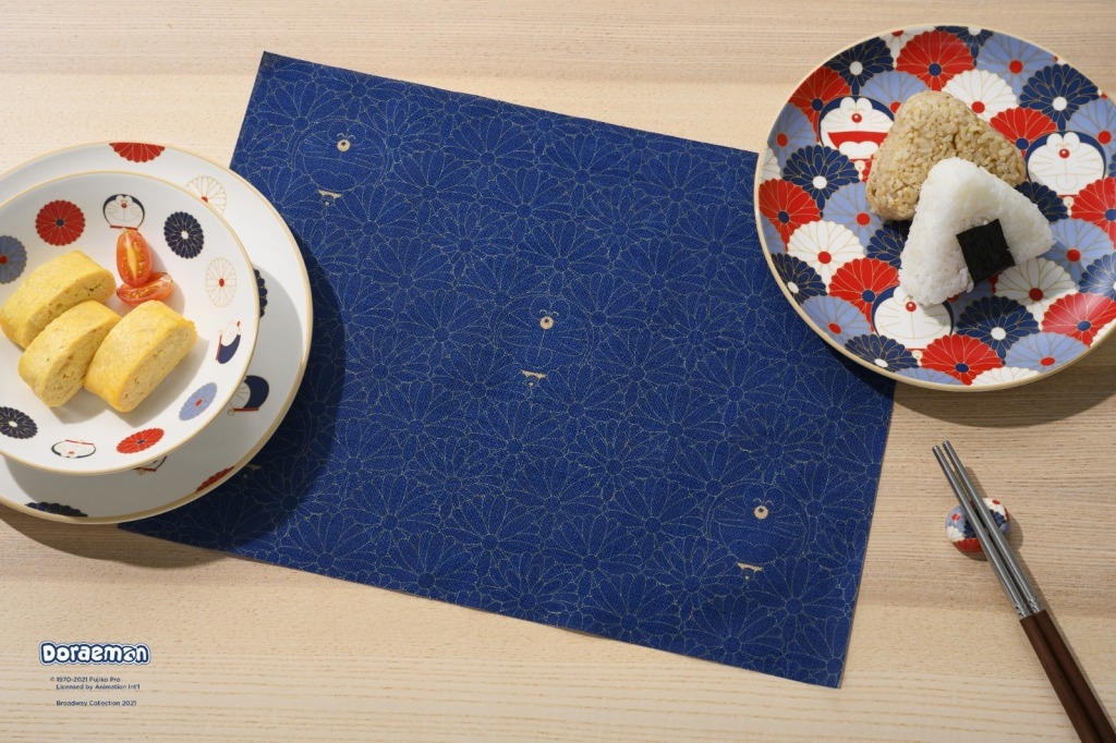 多啦A夢造型禮品 陶瓷餐碟套裝分為白色和彩色花紋2種選擇，可放入微波爐﹑焗爐和洗碗碟機。